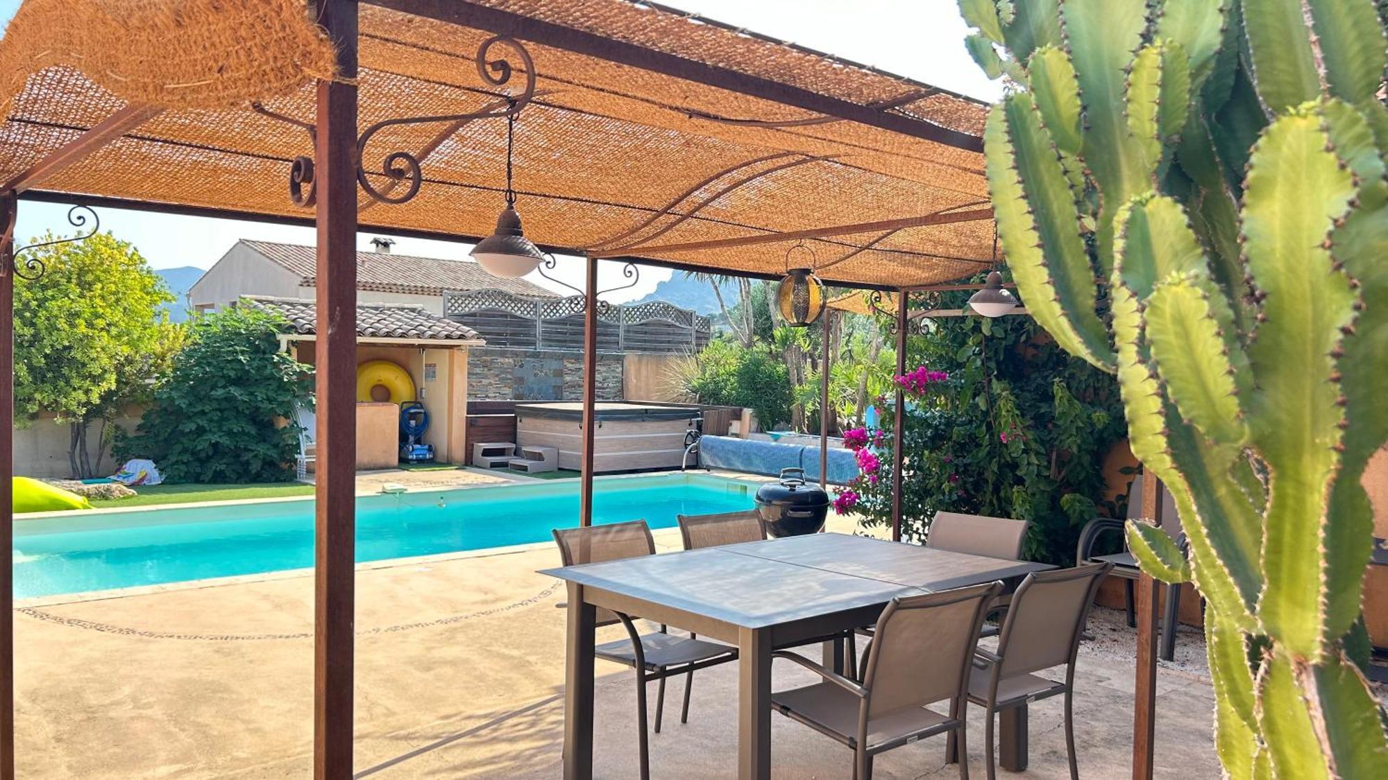 2 Hebergements - 10 Couchages - Parking, Piscine, Jacuzzi - Convivialite Рокбрюн-сюр-Аржан Экстерьер фото